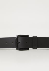 Cintura in pelle nera con fibbia metallica rettangolare. La cintura presenta cinque fori per la regolazione e una texture liscia.