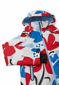 Bunte Skijacke mit weißem Grund aus kräftigen roten, blauen und schwarzen abstrakten Mustern, mit Kapuze und kontrastierenden Akzenten.
