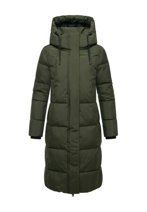 Cappotto lungo imbottito verde oliva con colletto alto, cordini regolabili e polsini interni neri. Presenta cuciture a motivo a blocchi.