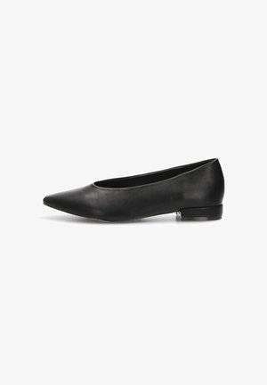 Bailarina de cuero negro con punta afilada y un tacón bajo. Textura suave con un diseño minimalista y sin hardware ni acentos visibles.