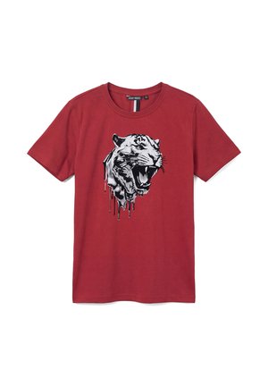 Rood T-shirt met korte mouwen met een afbeelding van een brullende tijgerkop die lijkt te smelten of te druipen.