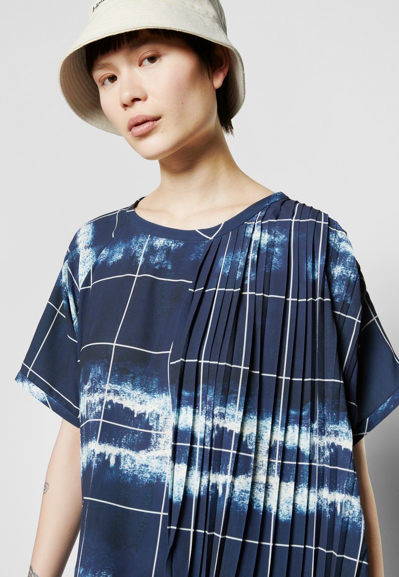 Damen Bekleidung | Henrik Vibskov SMOOTH PLISSÉ BLOUSE T-Shirt print dark blue/dunkelblau - WA09896 Damen Bekleidung | Henrik Vibskov SMOOTH PLISSÉ BLOUSE T-Shirt print dark blue/dunkelblau - WA09896