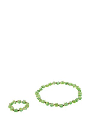 Zöld virág alakú gyöngy nyaklánc és hozzá illő karkötő kis arany távtartó gyöngyökkel, fehér háttéren.