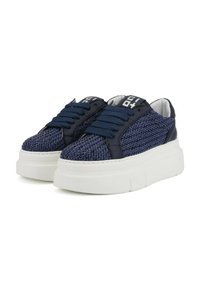 Sneakers blu navy con texture intrecciata e dettagli in pelle liscia, dotati di lacci piatti e una suola bianca spessa per un'altezza aggiuntiva.