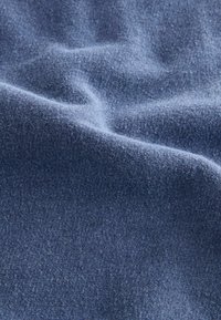 Gestructureerde, zachte stof in een diepe blauwtint, met een glad oppervlak en subtiele variaties en plooien. Het materiaal lijkt warm en gezellig.