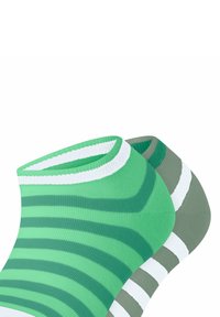 Groene enkelsokken met horizontale strepen in verschillende tinten groen, met een contrasterende witte en groene gestreepte rand en een effen olijfgroene accent.