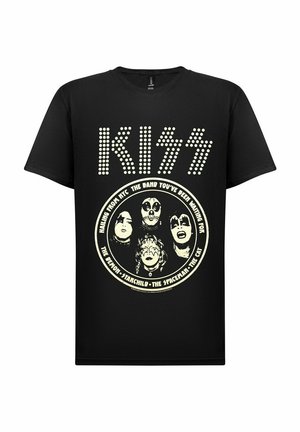 Svart T-skjorte med en sirkulær grafikk av fire ansikter, "KISS" i store bokstaver ovenfor, og hvit tekst som detaljert viser bandmedlemmer og sted.