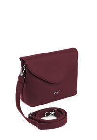 Burgundská syntetická kožená kabelka přes rameno s klopou, stříbrným logem a odnímatelným popruhem pro nastavení délky. Hladký povrch.