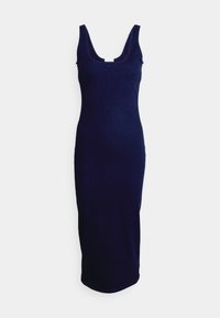 Ärmlös, figurnära midiklänning i marinblått med rundad halsringning, visad mot vit bakgrund.