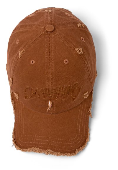 Gorra de béisbol marrón desgastada con bordes deshilachados, texto bordado en la parte frontal y agujeros de ventilación. Hecha de tela de algodón.