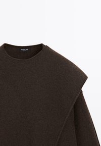 Dunkelbrauner Strickpullover mit rundem Ausschnitt und weitem Schulterdesign, etikettiert "Massimo Dutti".