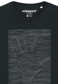 Zwart katoenen T-shirt met een witte golvende lijnafbeelding die lijkt op een handafdruk, met contrasterende gladde textuur en ronde halslijn.