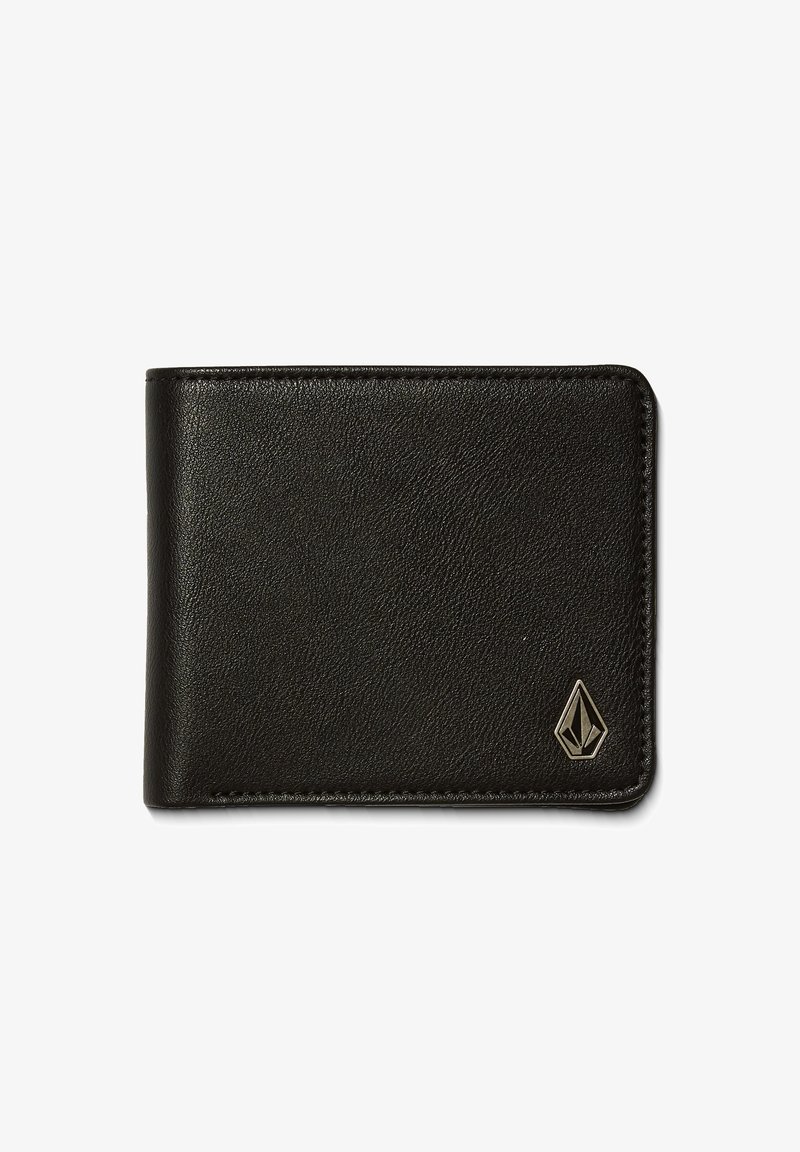 Portefeuille en cuir noir avec une surface texturée, présentant un accent logo en métal dans le coin inférieur et des bords cousus.