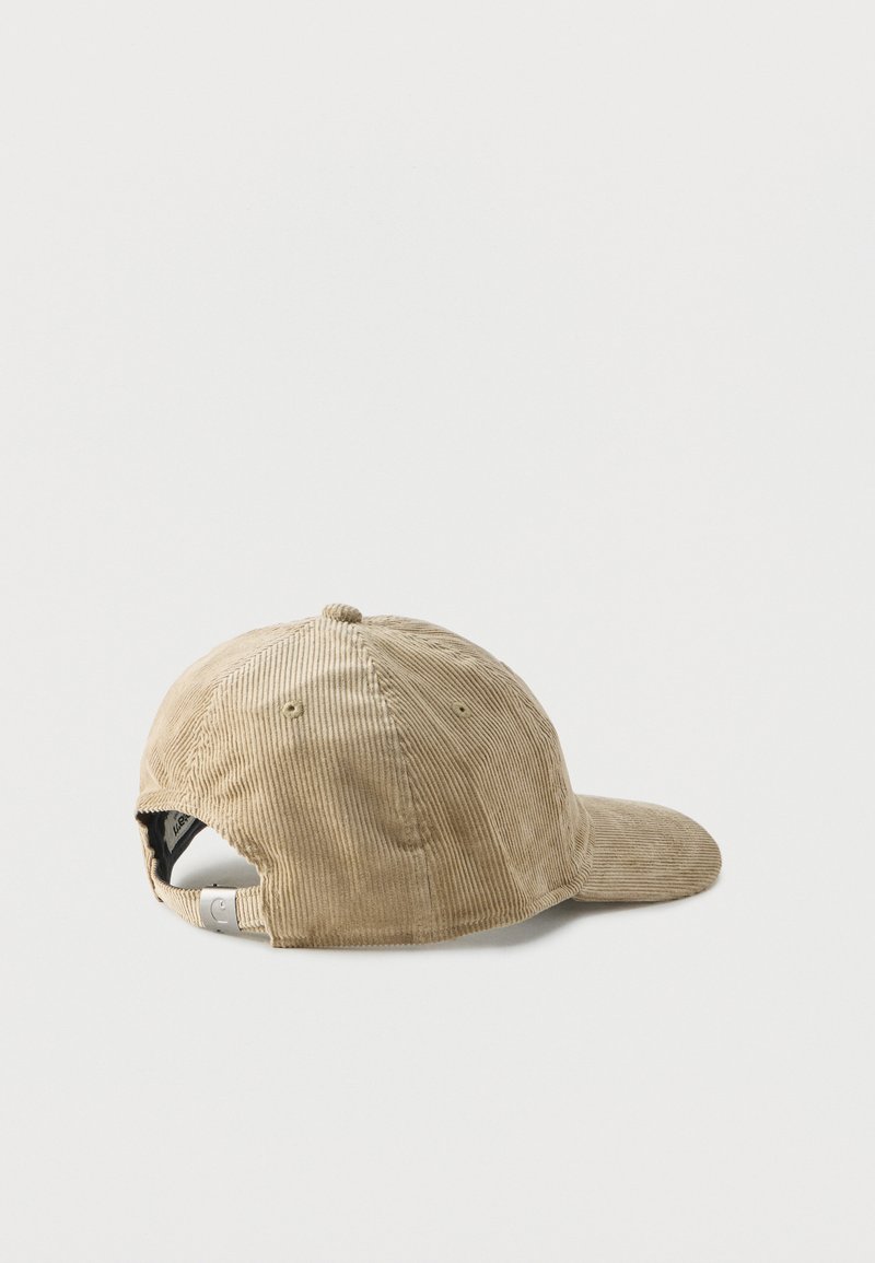 Beige Cord-Baseballmütze mit verstellbarem Metallriemen hinten, auf einem schlichten hellen Hintergrund präsentiert.