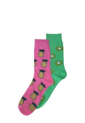 Pink sok med ananas mønster, parret med grøn sok der har kiwi skiver og prikker. Begge lavet af blødt materiale.