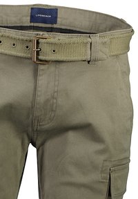 Olivgröna byxor i en texturerad kvalitet, med ett robust bälte med ett metallspänne och kontrasterande blå inredning.