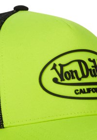 Casquette structurée jaune néon avec dos en maille noire, comportant un patch en caoutchouc noir avec le texte "Von Dutch" et "CALIFORNIA."