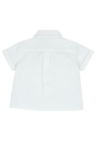 Chemise blanche à manches courtes avec col, comportant un pli au dos et un détail cousu. Fabriquée en tissu léger avec une texture lisse.