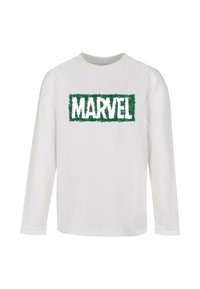 Pitkähihainen valkoinen puuvillapaita, jossa on vihreä, teksturoitu "MARVEL"-logo, joka näyttää pörröiseltä, sekä punaisia yksityiskohtia.