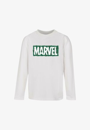 Hosszú ujjú fehér pamut ing, zöld, texturált "MARVEL" logóval, amely bolyhos megjelenésű, piros díszítésekkel.