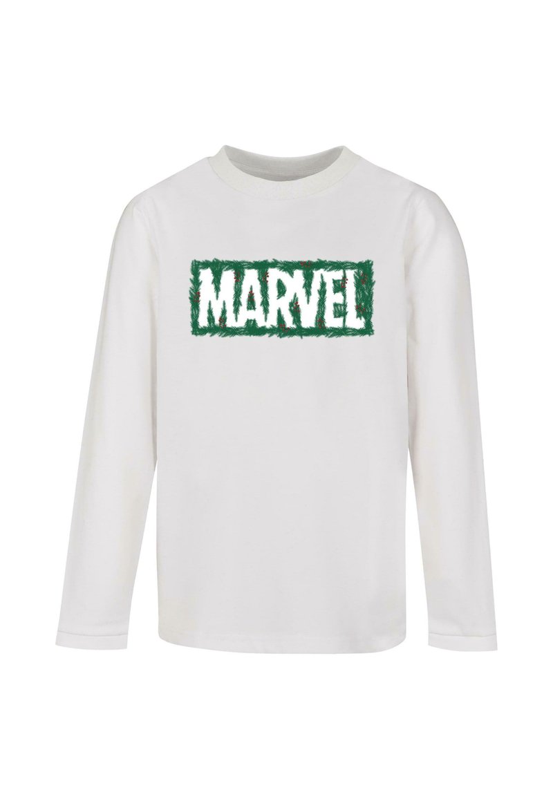 Pitkähihainen valkoinen puuvillapaita, jossa on vihreä, teksturoitu "MARVEL"-logo, joka näyttää pörröiseltä, sekä punaisia yksityiskohtia.