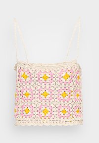 Top de croché com um padrão floral, apresentando quadrados nas cores rosa, amarelo e branco; base em tom creme; alças finas; bainha em formato de ondas.