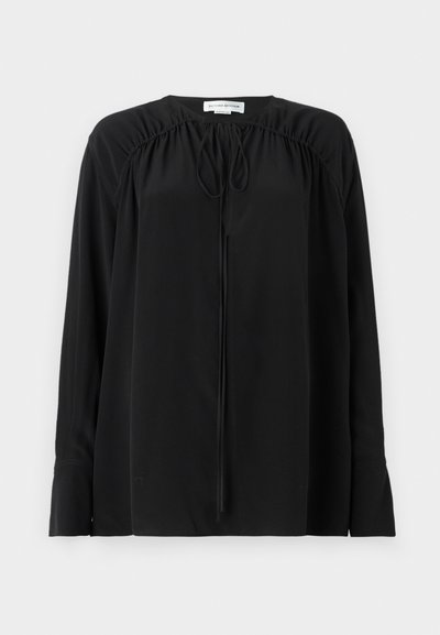 Črna bluzica z dolgimi rokavi, izdelana iz lahkega materiala, z okroglo izrezom, sprednjim zateznikom in nabranimi detajli na ramenih.