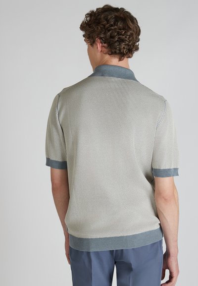 Sweter polo w jasnoszarym kolorze z fakturowanym wzorem, z ciemnoszarym kołnierzykiem i mankietami. Krótkie rękawy i luźny krój.
