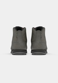 Scarpe da trekking grigie con tomaia in suede, punta arrotondata e suola in gomma robusta. Presentano un design impermeabile e accenti di cucitura a contrasto.