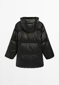 Černý zateplený zimní kabát s dlouhými rukávy a kapucí, zobrazený zezadu na bílém pozadí.