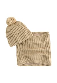 Beige gestrickte Mütze mit Bommel und passendem geripptem Halswärmer. Weiche Textur mit einem durchgängigen Muster.