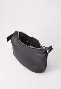 Borsa a pochette in pelle nera con chiusura superiore a zip, texture liscia, forma rotonda e accessori in argento. All'interno presenta una piccola tasca.