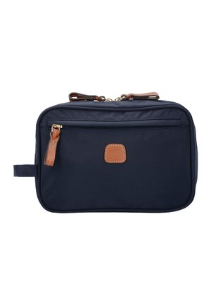 Borsa da viaggio in nylon blu navy con dettagli in pelle marrone, due cerniere, tasca frontale e forma rettangolare. La superficie appare liscia.