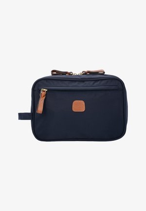Borsa da viaggio in nylon blu navy con dettagli in pelle marrone, due cerniere, tasca frontale e forma rettangolare. La superficie appare liscia.