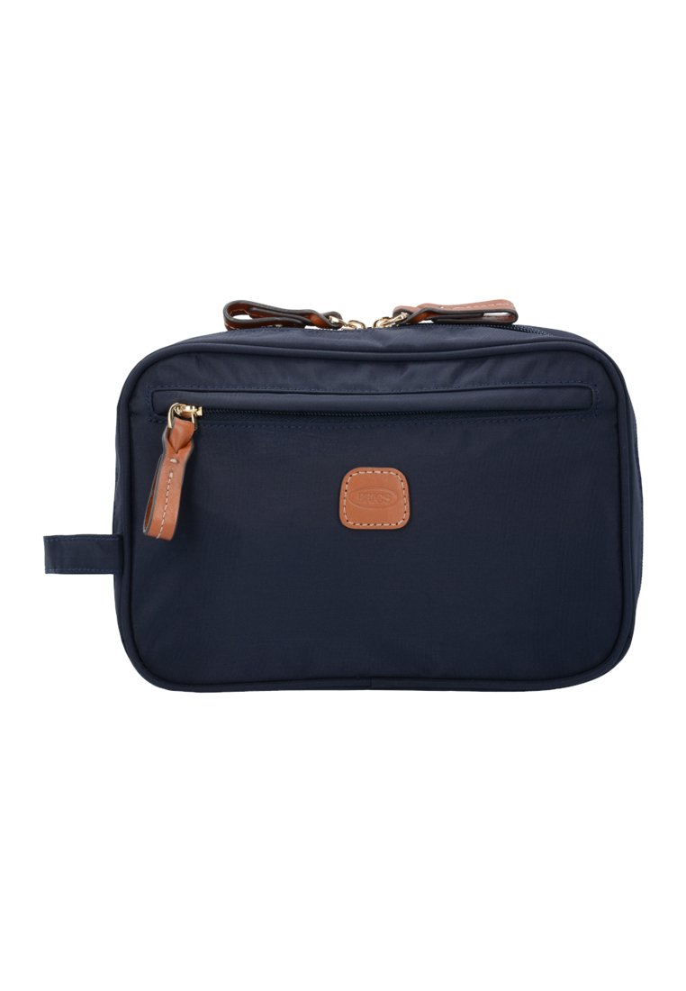 Borsa da viaggio in nylon blu navy con dettagli in pelle marrone, due cerniere, tasca frontale e forma rettangolare. La superficie appare liscia.