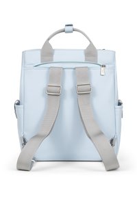 Sac à dos bleu clair en matériau synthétique lisse. Dispose de deux sangles grises, d'une poignée supérieure et d'une poche zippée à l'avant.