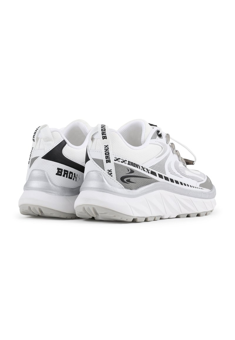 Zapatillas deportivas blancas con acentos grises, que cuentan con una parte superior de malla texturizada, detalles reflectantes y una suela reforzada para mayor soporte.