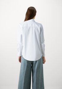 Tommy Hilfiger REGULAR SHIRT - Overhemdblouse - optic white