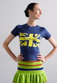 Sinead Gorey UNION JACK SCREEN - Marškinėliai su spaudiniu - navy