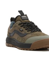 Zelené semišové a textilní nízké tenisky s černými tkaničkami, texturovanou gumovou špičkou a vzorovanou vnitřní podšívkou; gumová podrážka s dobrou přilnavostí.