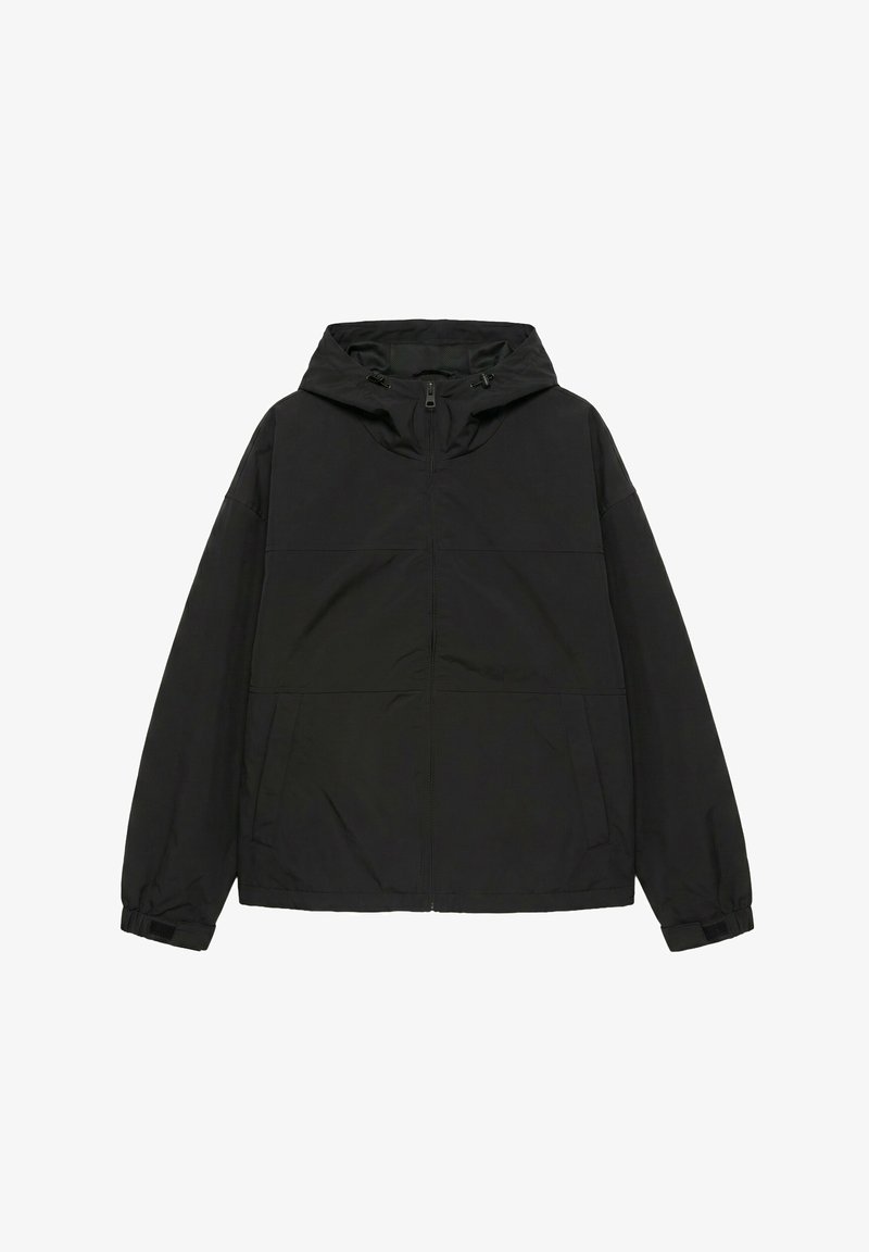 Veste noire à capuche avec fermeture éclair à l’avant, sangles réglables aux poignets et deux poches latérales, conçue pour temps froid ou pluvieux.
