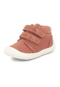 Scarpa alta in rete rosa con due fasce in velcro, suola in gomma e finitura testurizzata. Punta rotonda e design leggero per una buona traspirabilità.