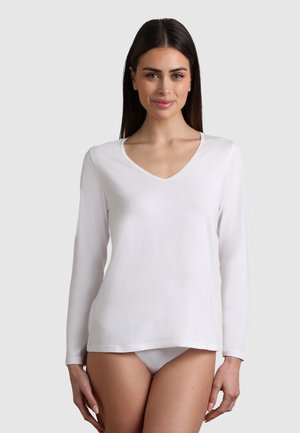 Maglietta bianca a maniche lunghe con scollo a V, in tessuto morbido, caratterizzata da un delicato bordo lungo il collo. Il design ha una vestibilità rilassata e una texture liscia.