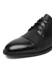 Czarna skórzana półbut z błyszczącą noską, teksturowanym górnym panelem i szczegółowymi perforacjami, z fasonem sznurowanym i delikatnymi akcentami przeszycia.