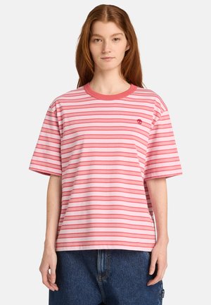 T-shirt rayé rose clair et rouge, manches courtes, col rond, avec un petit logo brodé sur la poitrine gauche. Matière en coton doux.