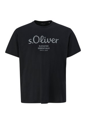 Camiseta de algodón negra con mangas cortas y cuello redondo. La parte delantera muestra el logo "s.Oliver" y el texto "ELEVATED ESSENTIALS SINCE 1969" en gris.