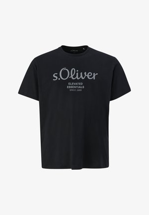 Camiseta de algodón negra con mangas cortas y cuello redondo. La parte delantera muestra el logo "s.Oliver" y el texto "ELEVATED ESSENTIALS SINCE 1969" en gris.