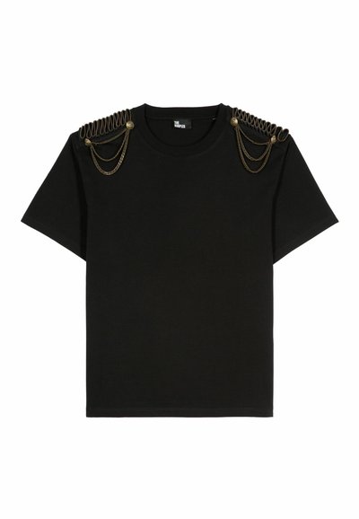 Camiseta de algodón negra con detalles decorativos de cadena dorada en los hombros, con cuello redondo y mangas cortas.
