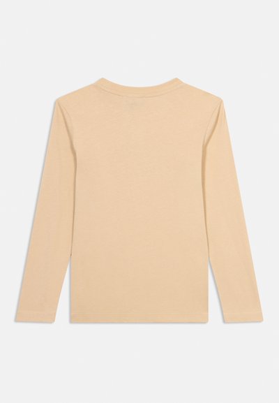 Μπεζ μακρυμάνικη μπλούζα με στρογγυλή λαιμόκοψη, τοποθετημένη επίπεδα και δείχνοντας την πίσω πλευρά, με απλή ραφή και χωρίς ορατά σχέδια ή λογότυπα.