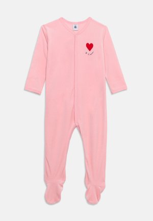 Rózsaszín, hosszú ujjú, lábbelis baba-overall elöl patentokkal és egy kis piros szívvel, rajta a "Je l'aime" szöveggel a mellkasán.